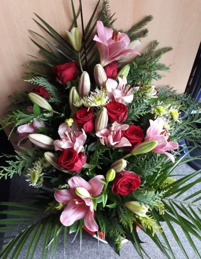 kytice vázaná velká lilie a růže