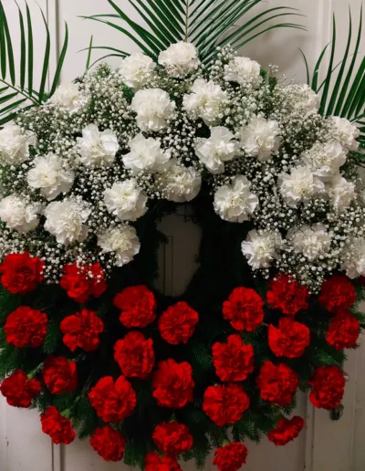 věnec velký karafiáty